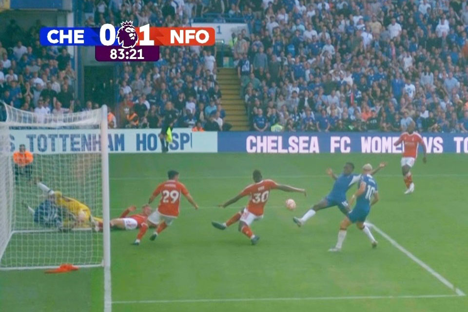 Tiền đạo Chelsea bị CĐV chế giễu vì pha bỏ lỡ cơ hội cực kỳ khó tin - Ảnh 2.