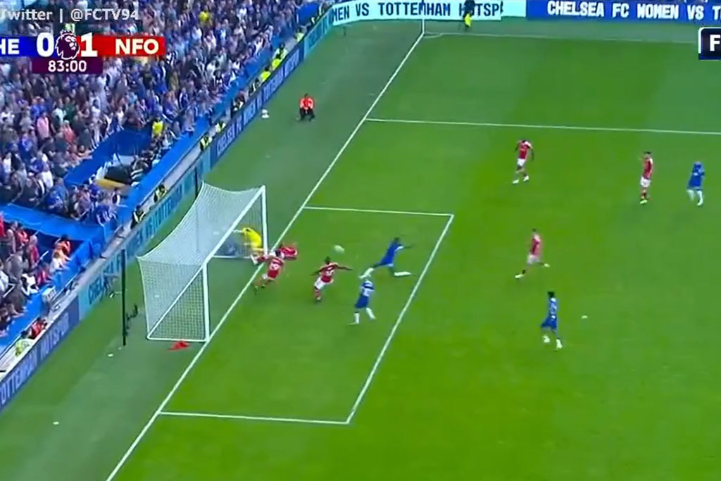 Tiền đạo Chelsea bị CĐV chế giễu vì pha bỏ lỡ cơ hội cực kỳ khó tin - Ảnh 3.