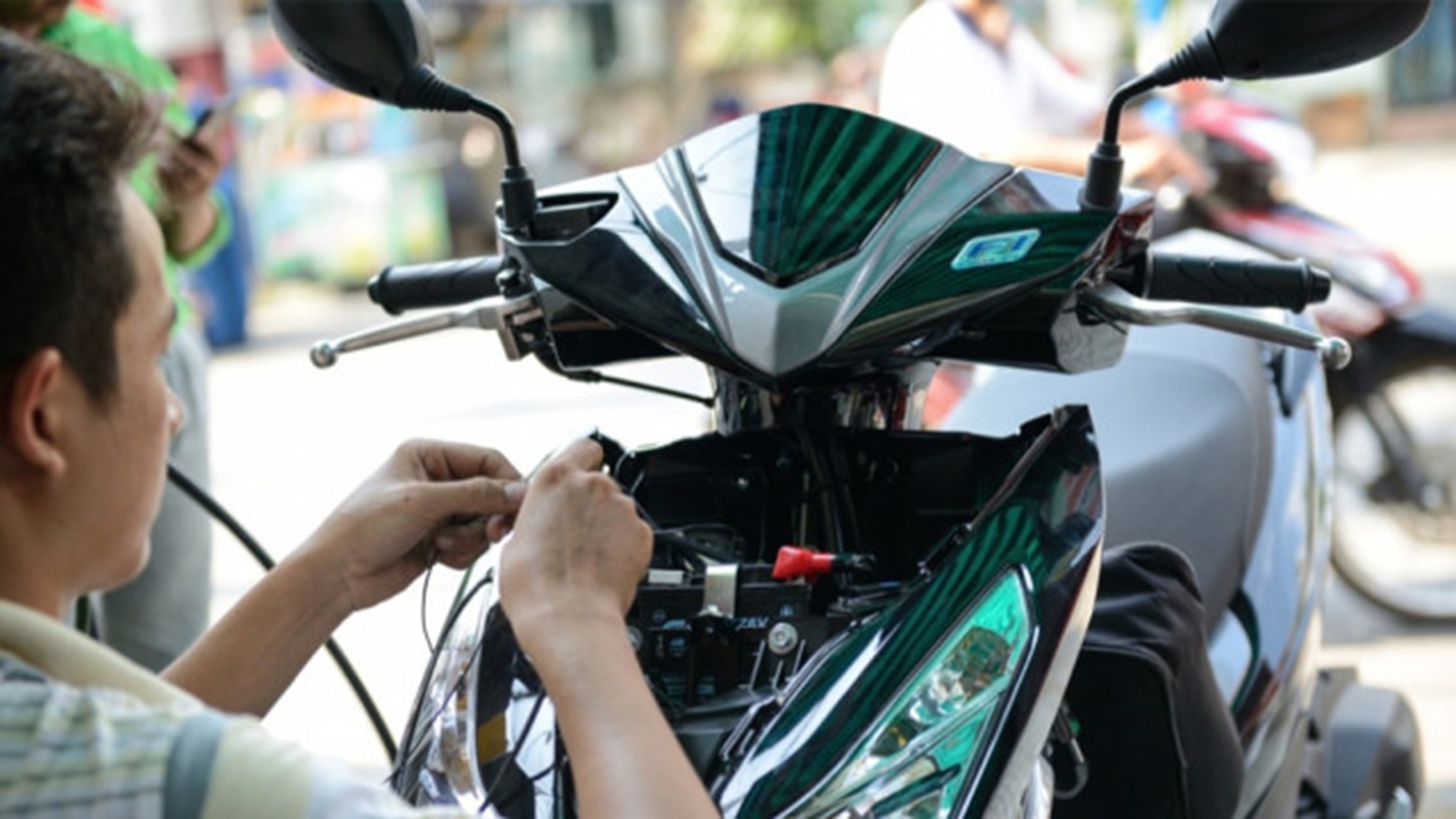 Chập mạch điện ắc quy xe tay ga gây cháy chung cư mini, chuyên gia chỉ ra nguyên nhân - Ảnh 1.