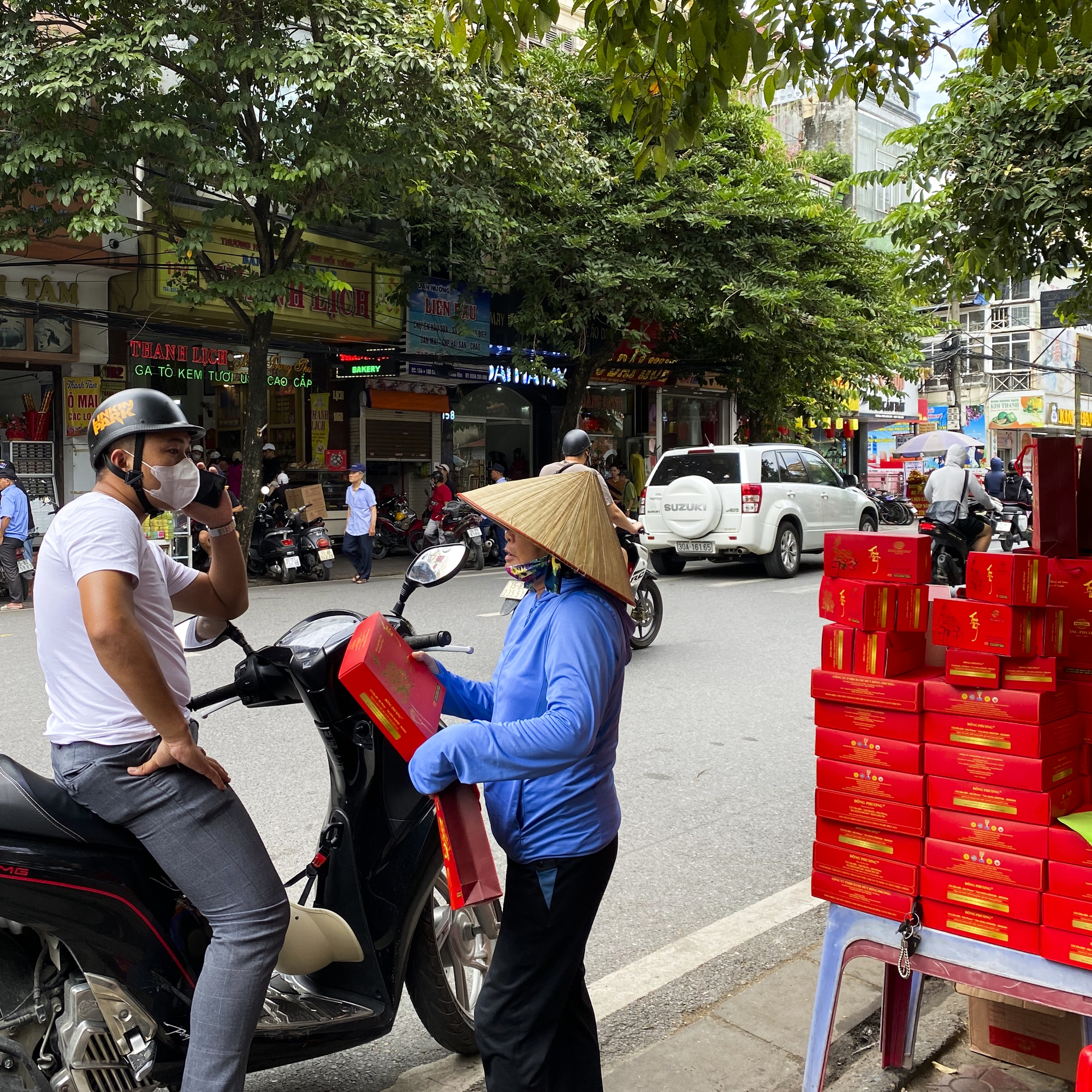 Nhiều gia đình xếp hàng mua bánh trung thu hộ, 'đứng 10 ngày bằng cả tháng lương' - Ảnh 6.