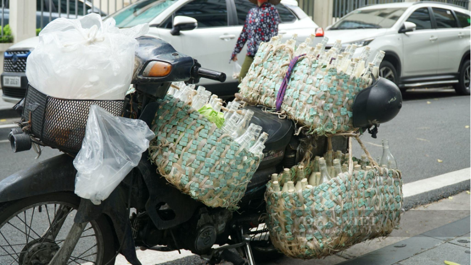 Tiết lộ thú vị về người đàn ông chở chai sữa đậu lành rong ruổi trên phố Hà Nội  - Ảnh 3.