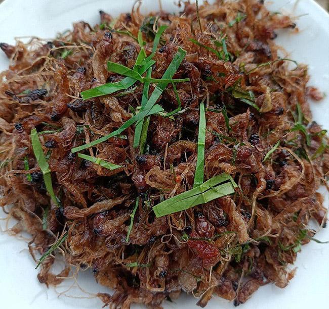 Một thứ đặc sản “kỳ lạ”, chỉ ngoi lên mặt nước vào sáng sớm mà vạn người mê, giá tới 500.000 đồng/kg - Ảnh 9. Một thứ đặc sản “kỳ lạ”, chỉ ngoi lên mặt nước vào sáng sớm mà vạn người mê, giá tới 500.000 đồng/kg - Ảnh 9.
