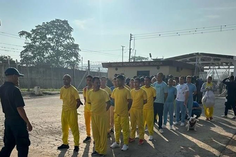 Hình ảnh mới nhất vụ Venezuela trấn áp băng đảng biến nhà tù thành tụ điểm ăn chơi - Ảnh 14.