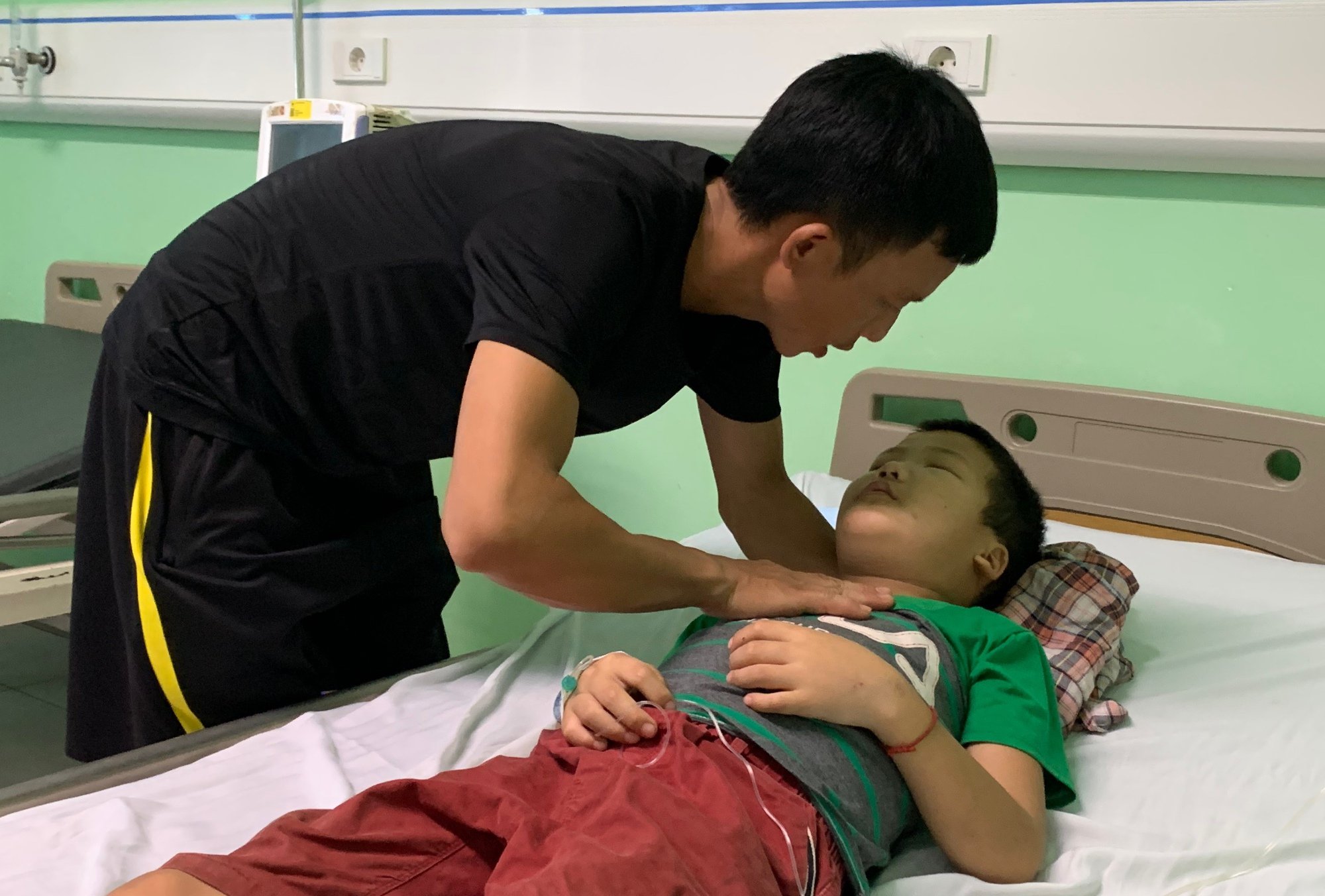 “Con không muốn mắc bệnh và nằm viện nữa, con chỉ muốn được về nhà đi học” - Ảnh 5.