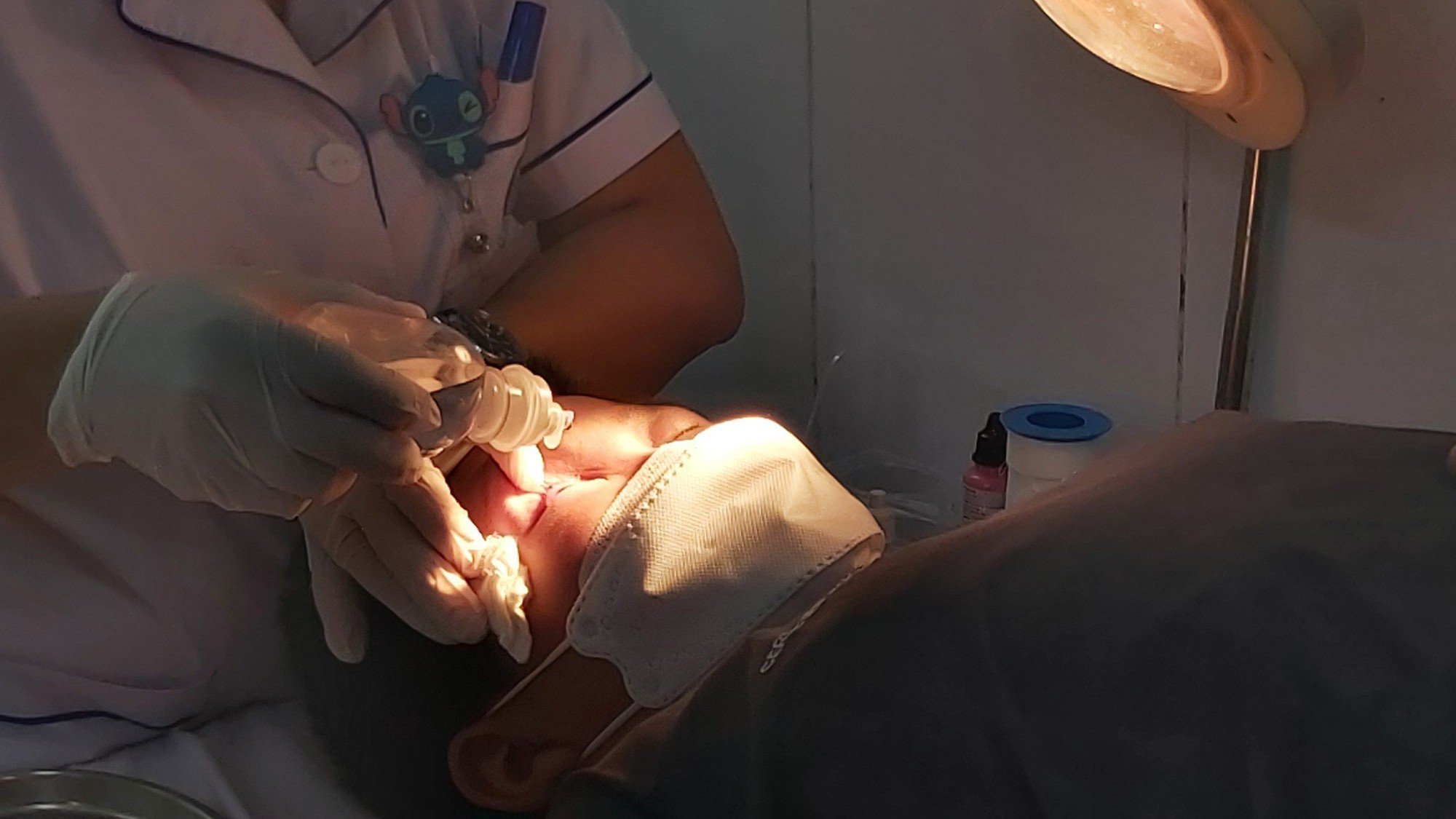 Cảnh báo nhiều trẻ bị đau mắt đỏ, nhiều cha mẹ phải loay hoay nghỉ làm ở nhà chăm con - Ảnh 3.