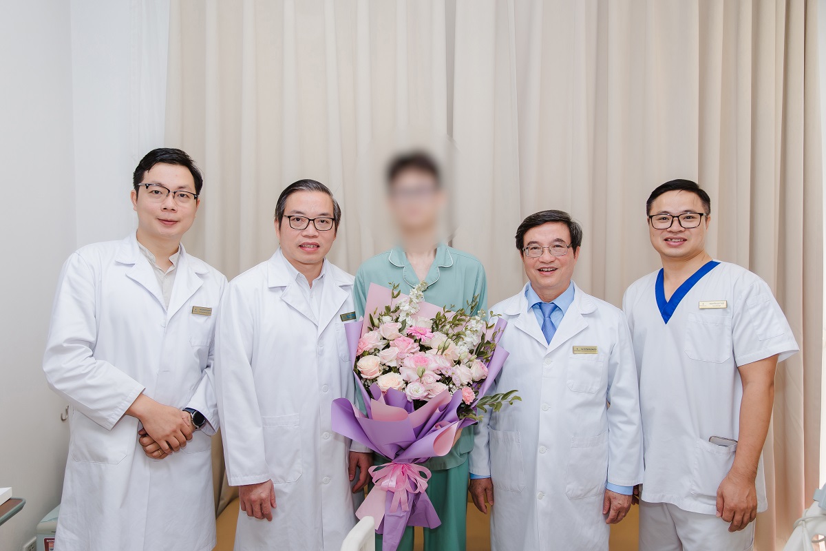 Đội ngũ Giáo sư, Bác sĩ chúc mừng bệnh nhân ra viện