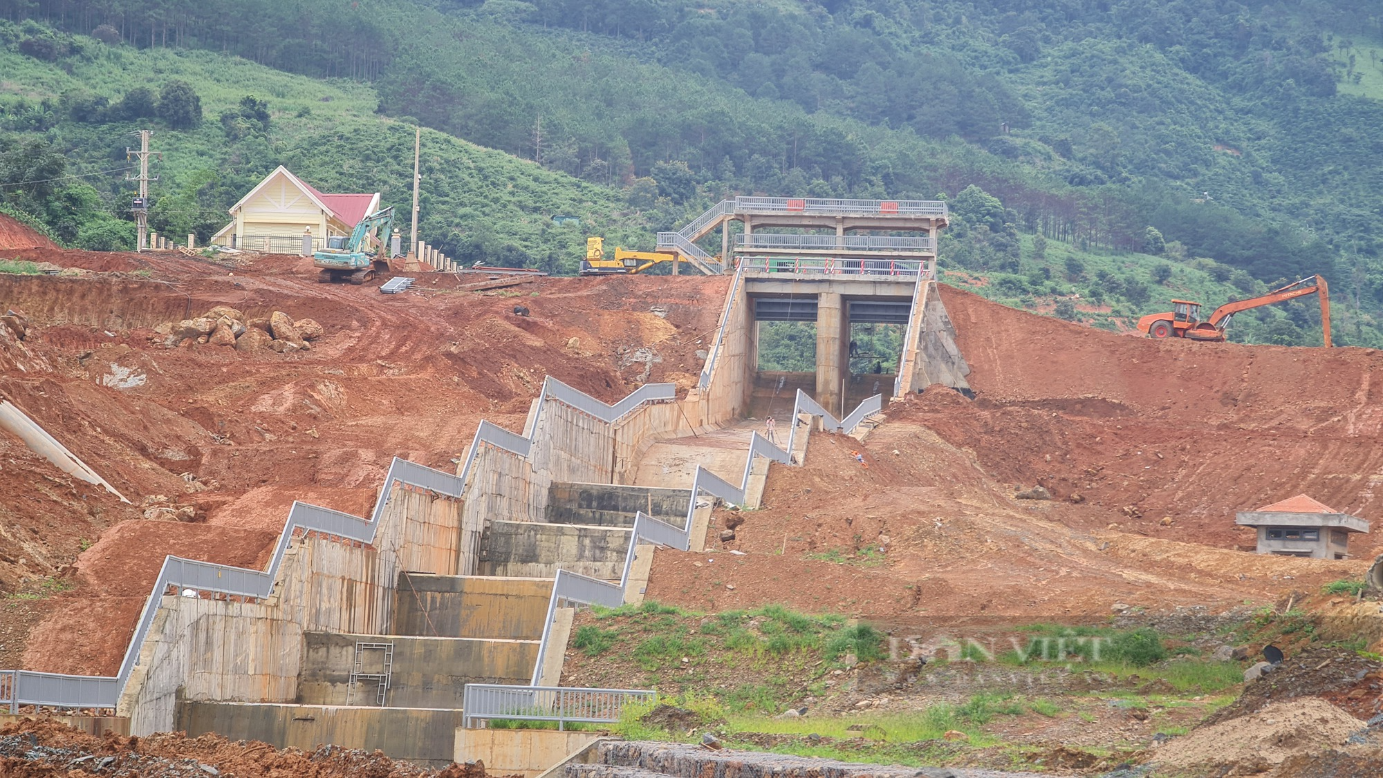 Sạt trượt gần hồ Đông Thanh (Lâm Đồng) vẫn rất phức tạp, khó lường với 4 cung trượt - Ảnh 3.