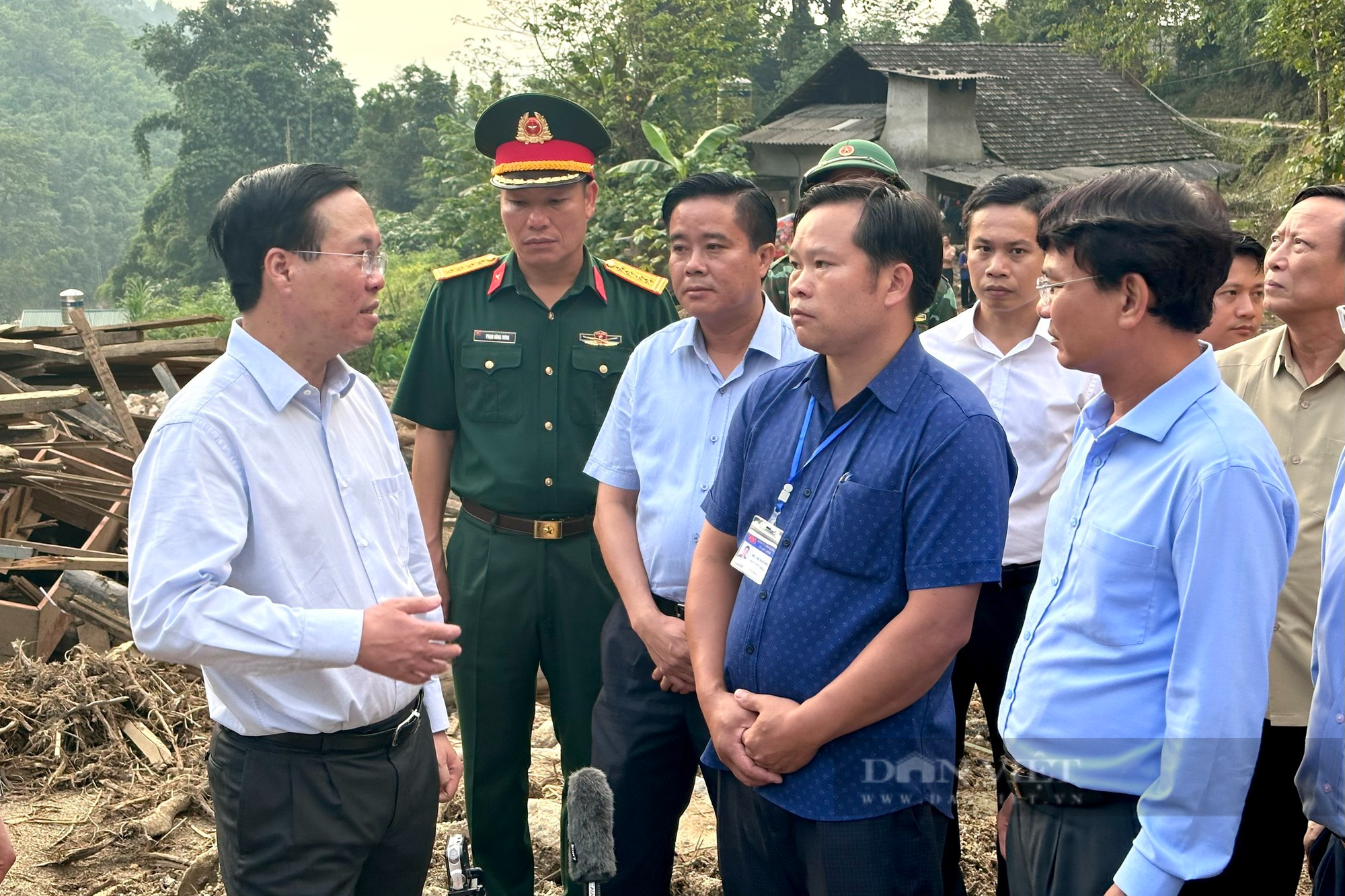 Chủ tịch nước Võ Văn Thưởng thăm, động viên người dân vùng lũ ở Sa Pa - Ảnh 1.