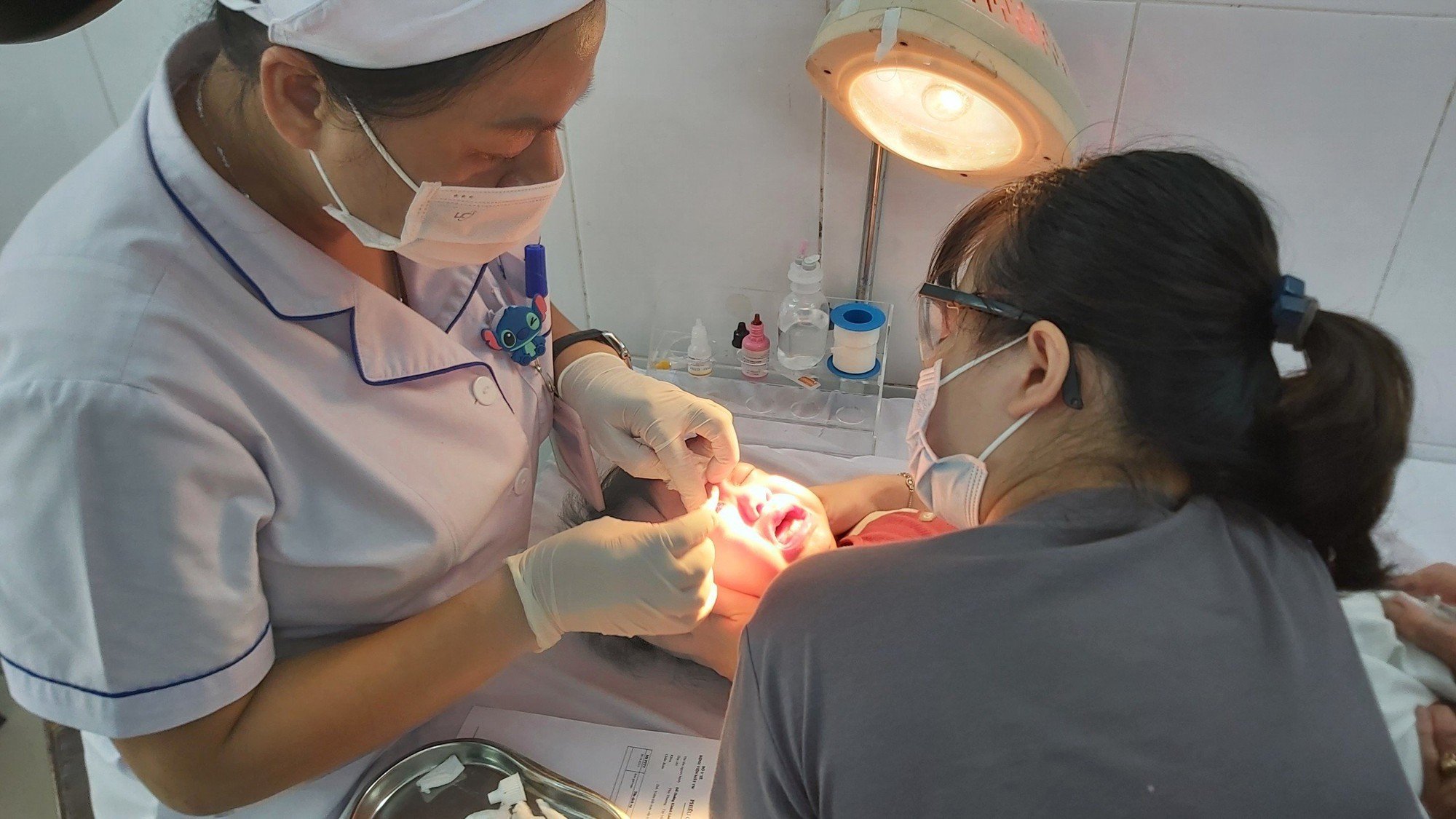 Cảnh báo nhiều trẻ bị đau mắt đỏ, nhiều cha mẹ phải loay hoay nghỉ làm ở nhà chăm con - Ảnh 2.