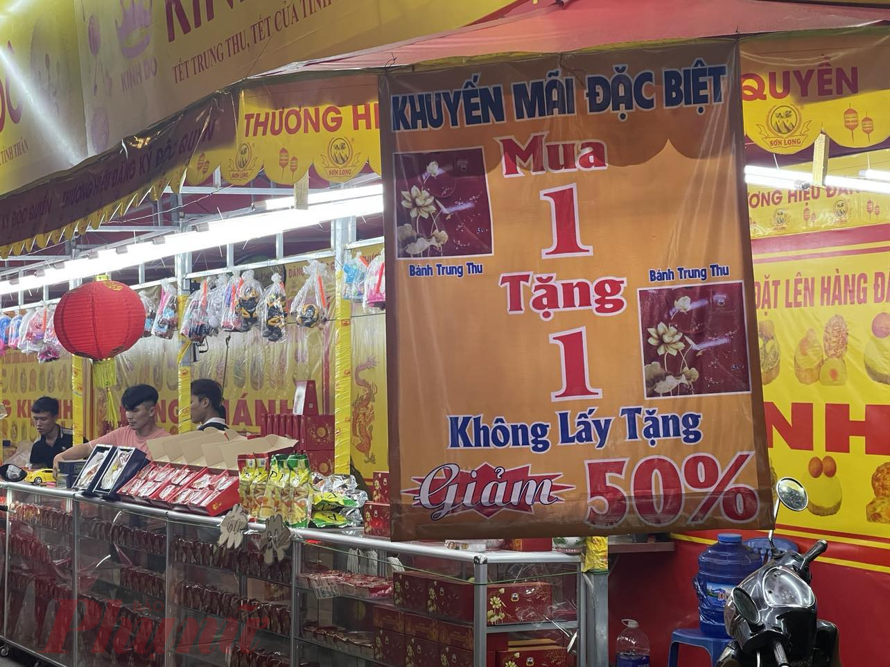 Thực hư bánh trung thu giảm 50%, “mua 1 tặng 4” - Ảnh 1.