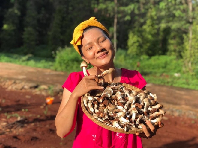 &quot;Nữ hoàng cảnh nóng&quot; màn ảnh Việt khoe khu vườn &quot;thẳng cánh cò bay&quot; - Ảnh 10.