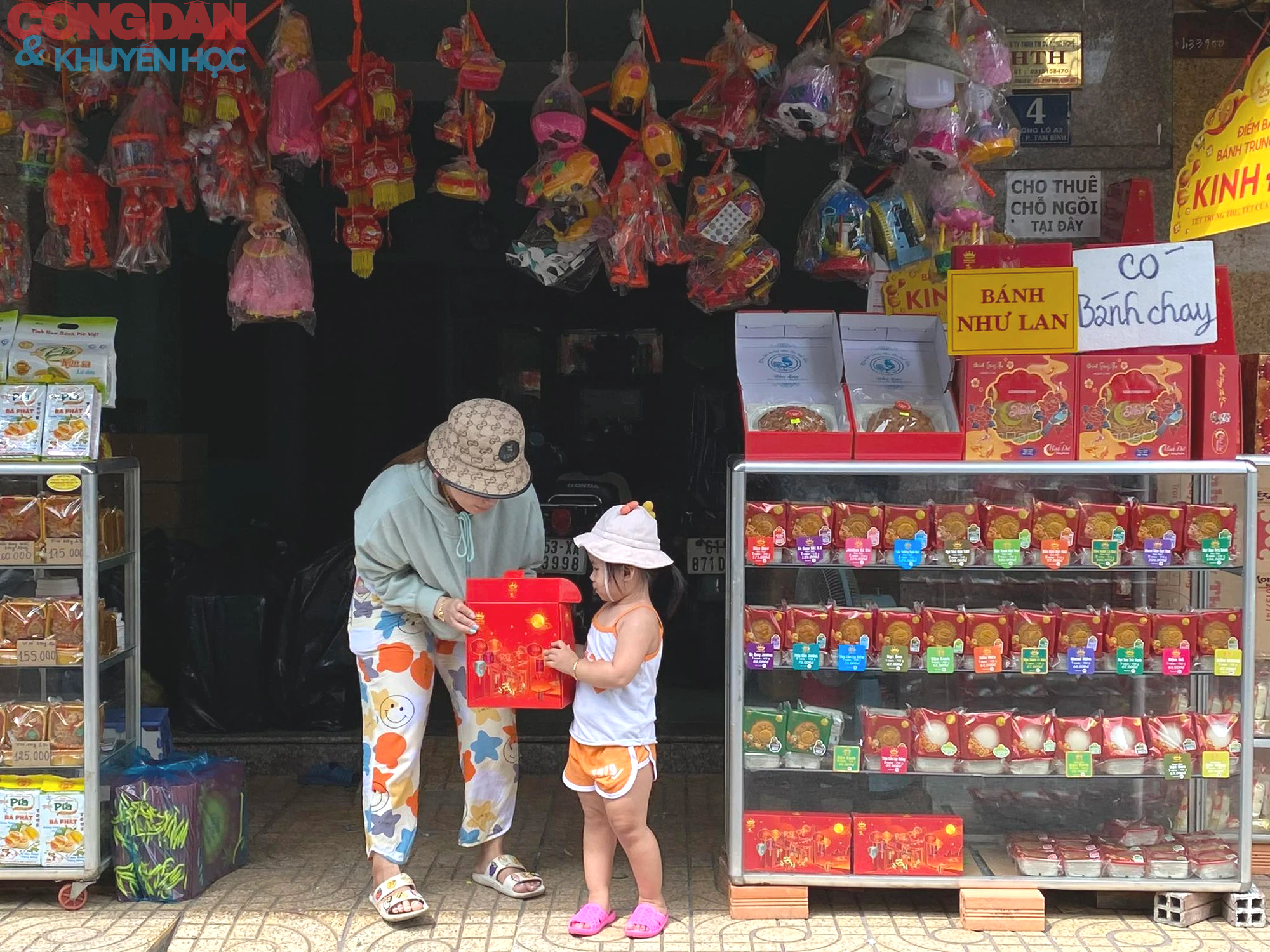 Nhiều cửa hàng, ít người mua - Ảnh 2.