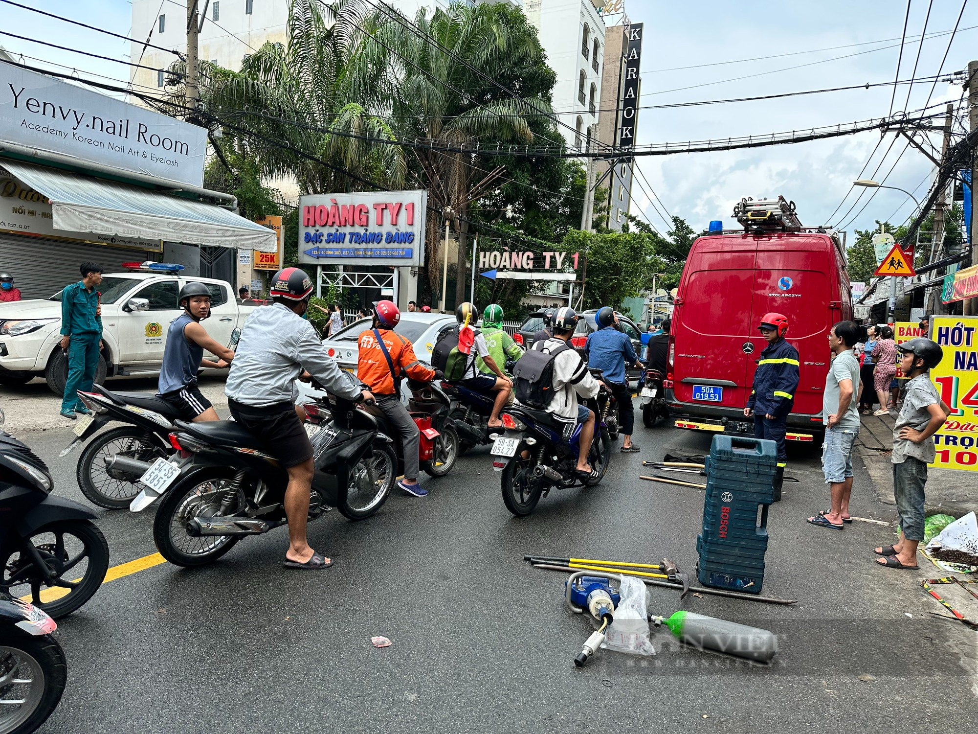 Vụ sập nhà 4 tầng ở Bình Thạnh: Người phụ nữ suýt gặp “tử thần” khi mang nước vào cho 6 người thợ  - Ảnh 2.