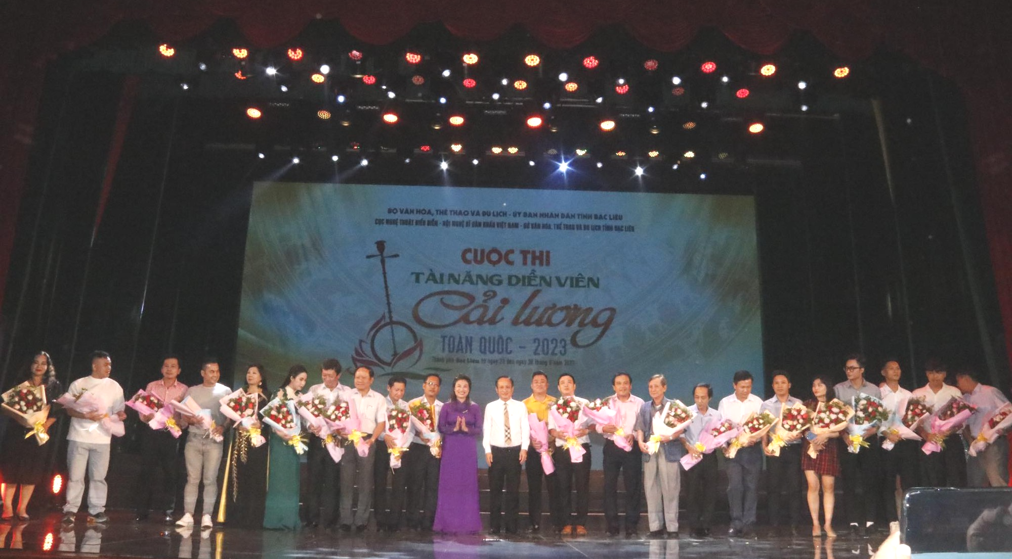 Vì sự trường tồn của cải lương, các đoàn nghệ thuật phía Bắc không ngại “đọ tài” với phía Nam trên đất Bạc Liêu - Ảnh 2.