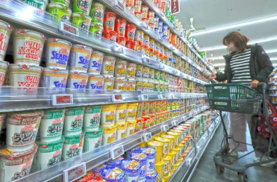 Tiêu thụ mì ăn liền của thế giới lên mức kỷ lục - Ảnh 1.