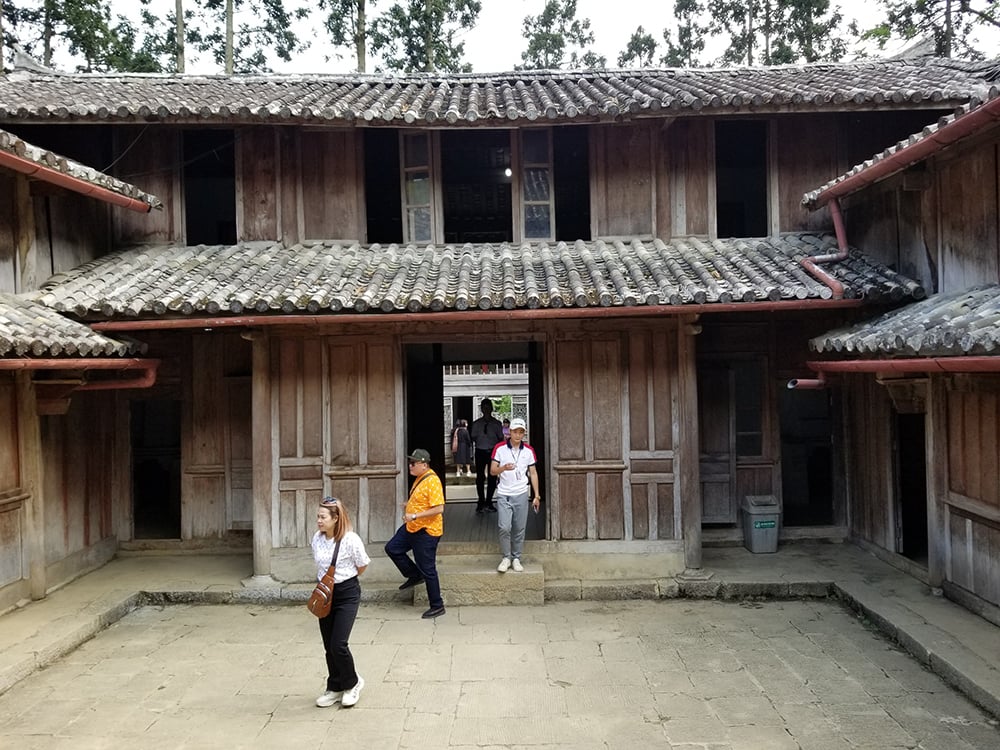 Dinh thự cổ của vua Mèo ở Hà Giang thì ai cùng háo hức xem, bất ngờ chuyện đánh bóng chân cột tốn gần...1 tỷ - Ảnh 4.