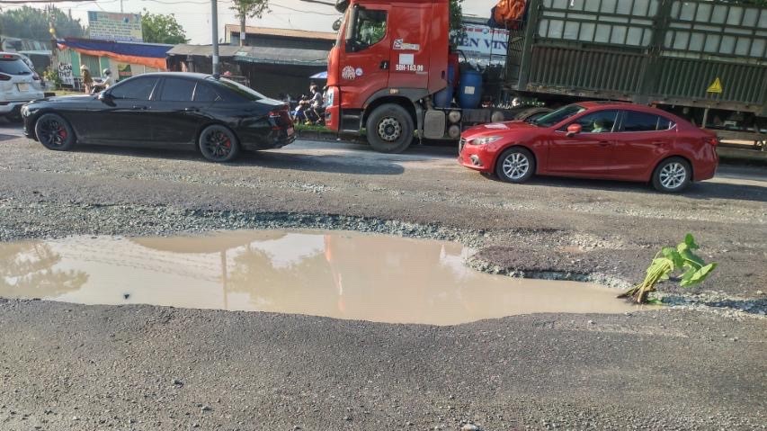 Đường Nguyễn Văn Linh hư hỏng, Phú Mỹ Hưng bị nhắc nhở vì chậm sửa chữa - Ảnh 1.