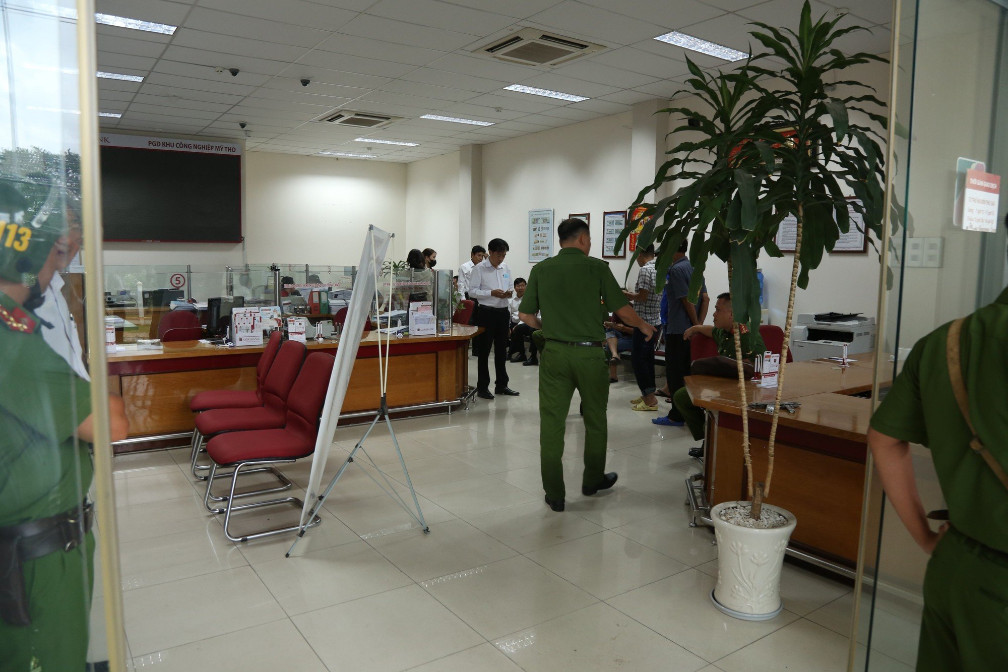 Tiền Giang: Một đối tượng đi xe máy không biển số, cầm vật giống súng vào ngân hàng uy hiếp nhân viên cướp tiền  - Ảnh 1.
