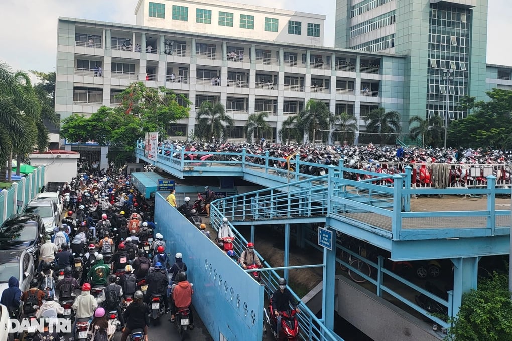 &quot;Kiếp nạn&quot; mang tên bãi gửi xe, sinh viên phải đi học sớm trước cả tiếng - Ảnh 1.