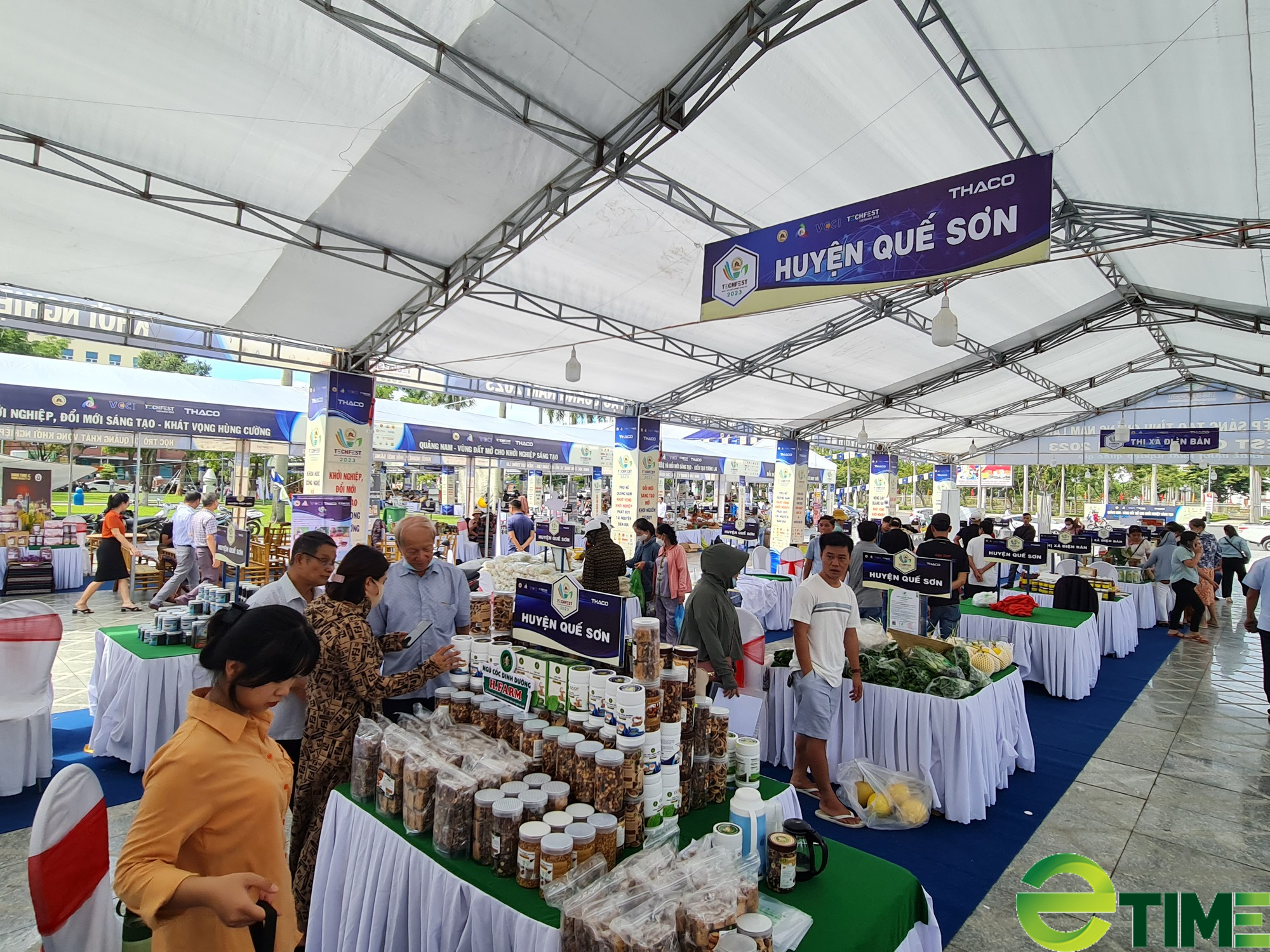 Hàng trăm sản phẩm “hội tụ” tại ngày hội quảng bá các sản phẩm miền núi tỉnh Quảng Nam - Ảnh 1. Hàng trăm sản phẩm “hội tụ” tại ngày hội quảng bá các sản phẩm miền núi tỉnh Quảng Nam - Ảnh 1.