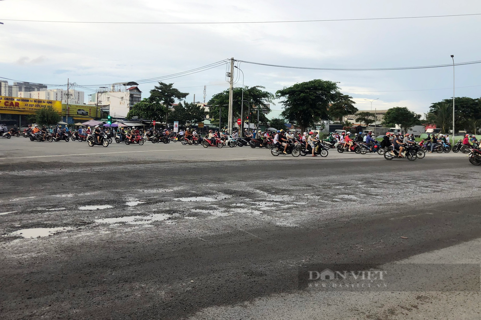 Đường huyết mạch phía Nam TP.HCM hư hỏng, chi chít ổ gà, gây mất an toàn giao thông - Ảnh 2.