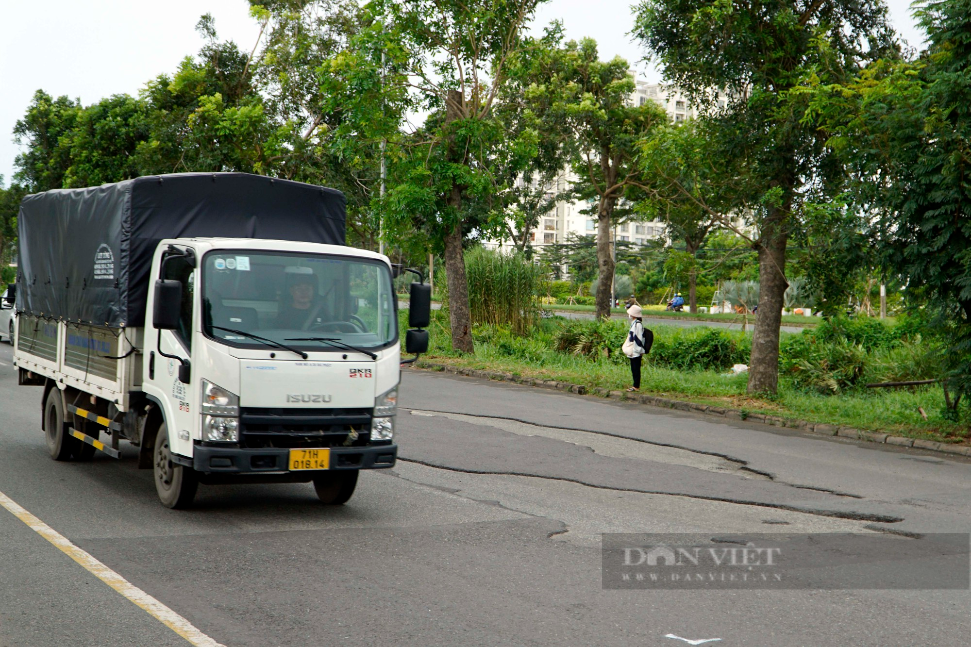 Đường huyết mạch phía Nam TP.HCM hư hỏng, chi chít ổ gà, gây mất an toàn giao thông - Ảnh 4.