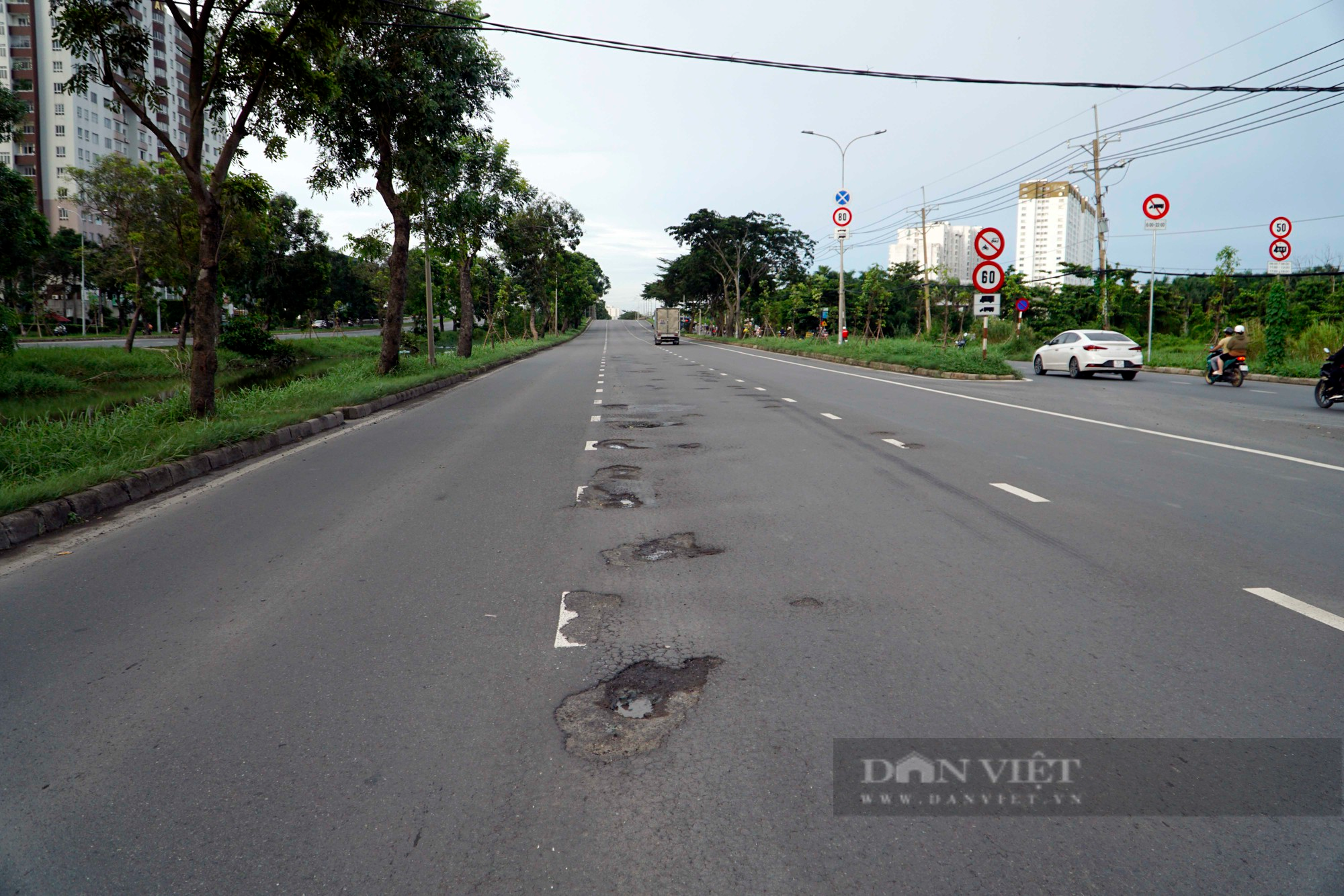 Đường huyết mạch phía Nam TP.HCM hư hỏng, chi chít ổ gà, gây mất an toàn giao thông - Ảnh 7.