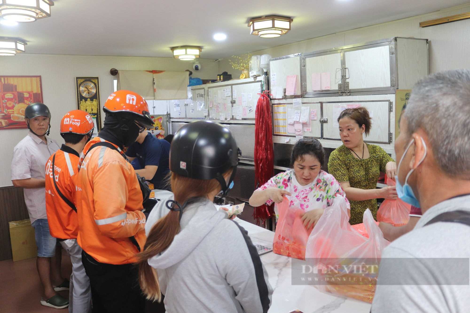 Đây mới là loại bánh hot nhất Tết Trung thu khu Chợ Lớn, phải xếp hàng mới được mua - Ảnh 1.