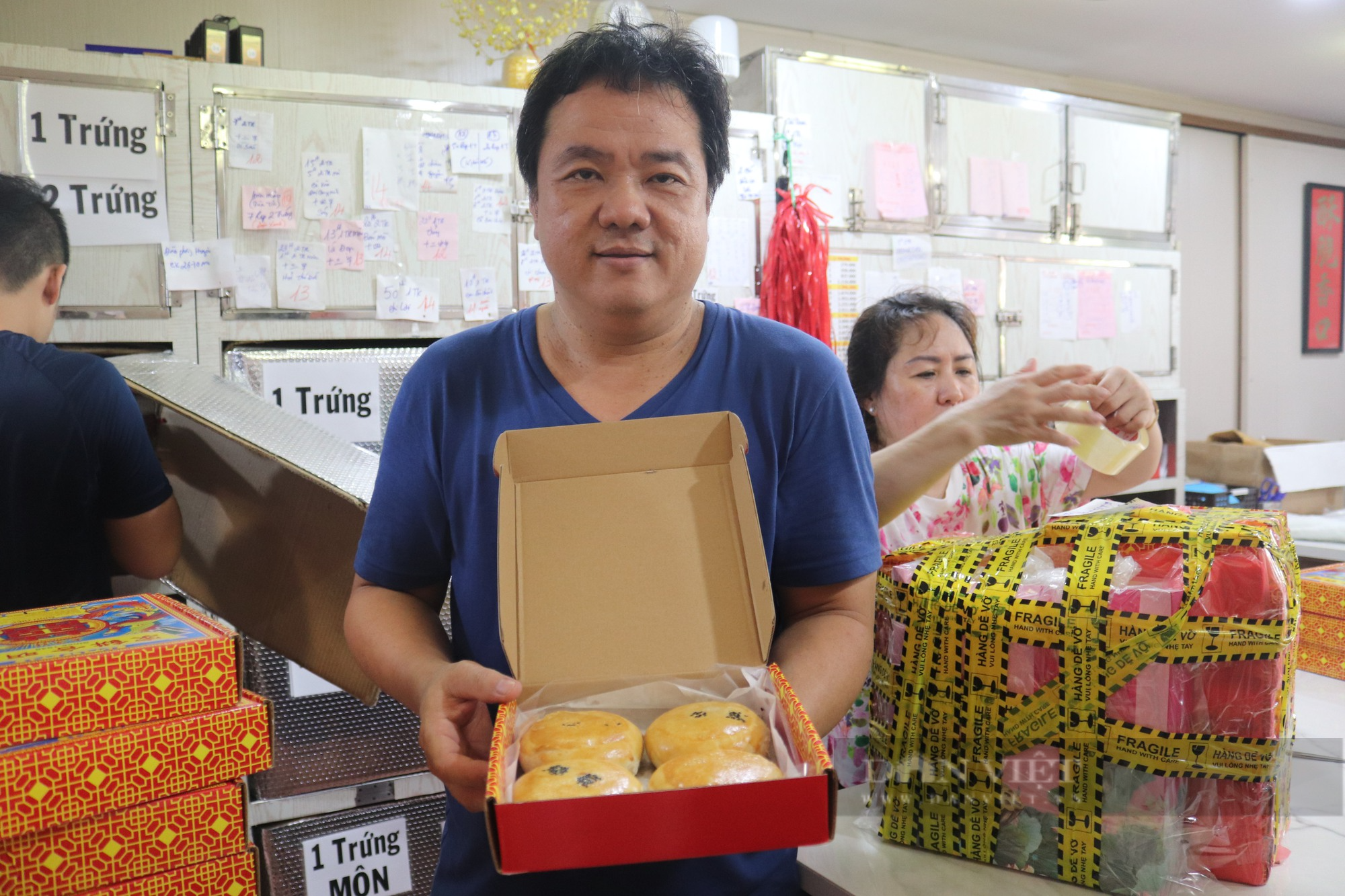 Đây mới là loại bánh hot nhất Tết Trung thu khu Chợ Lớn, phải xếp hàng mới được mua - Ảnh 4.