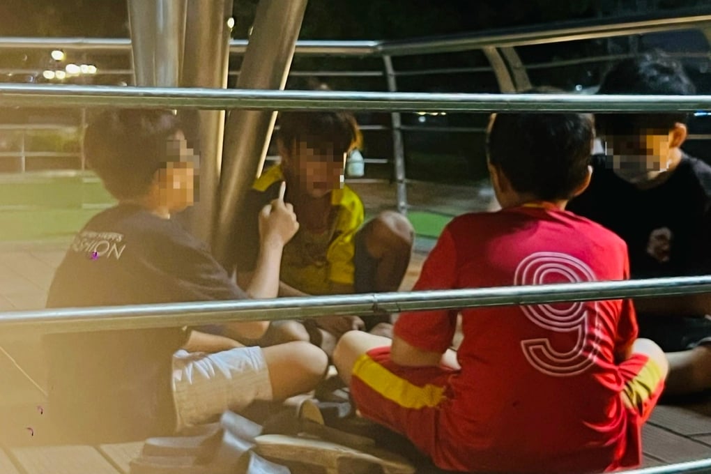Thấy gì khi thầy giáo &quot;lột đồ, tát học trò&quot; vì hút thuốc lá được cổ vũ? - Ảnh 1.