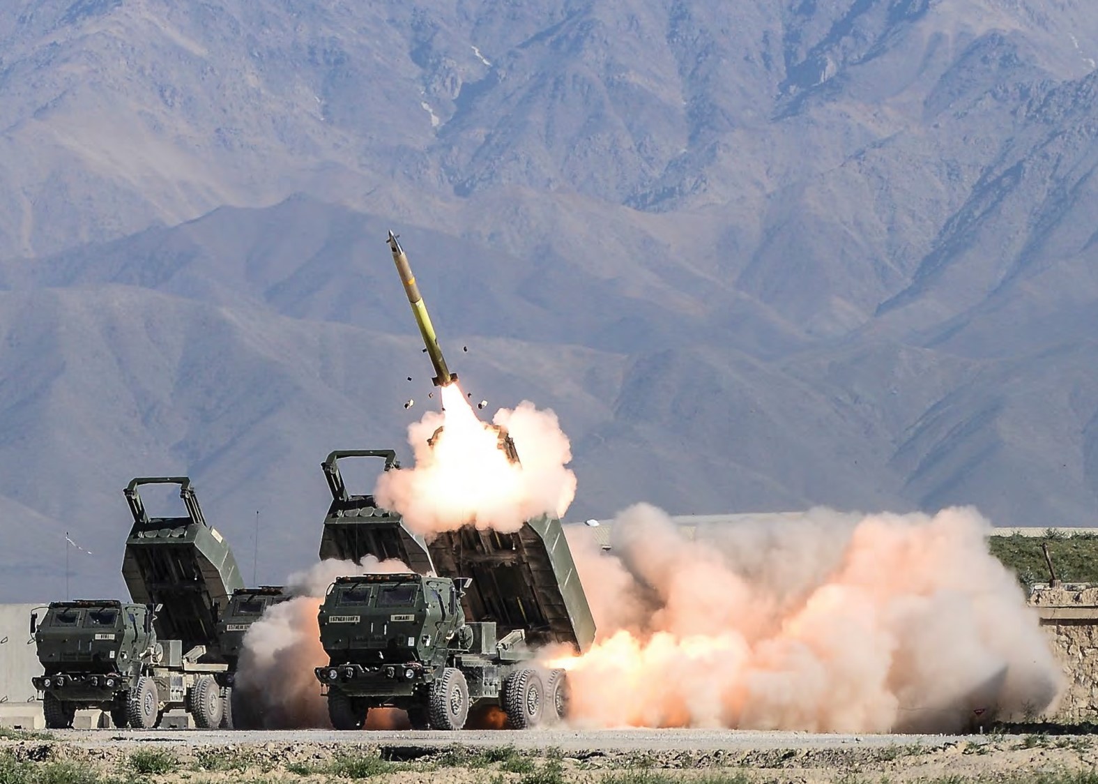 Ukraine tấn công bằng tên lửa Himars làm nổ tung trung tâm chỉ huy của Nga ở Kherson - Ảnh 1.