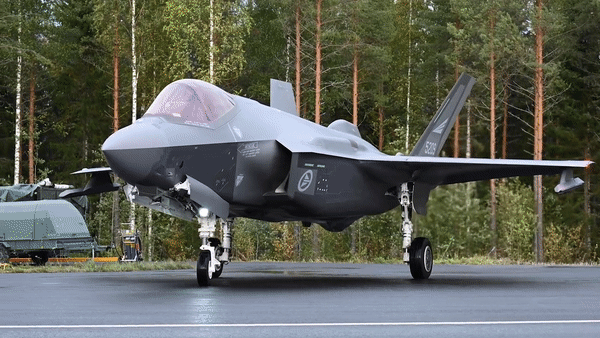 Cảnh tiêm kích F-35A lần đầu cất hạ cánh trên đường cao tốc tại châu Âu - Ảnh 13.