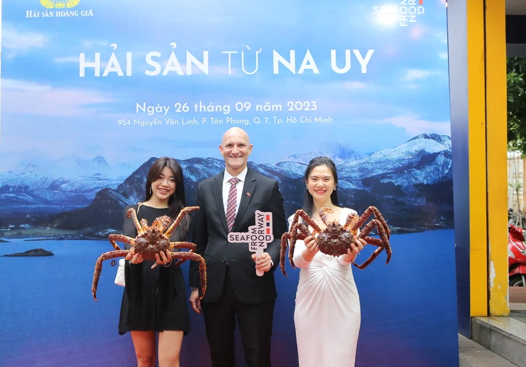 Người Việt mạnh tay chi tiền mua cua hoàng đế đỏ Na Uy - Ảnh 1. Người Việt mạnh tay chi tiền mua cua hoàng đế đỏ Na Uy - Ảnh 1.