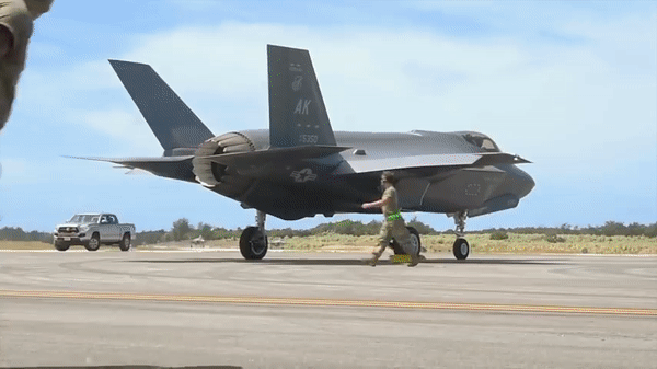 Cảnh tiêm kích F-35A lần đầu cất hạ cánh trên đường cao tốc tại châu Âu - Ảnh 2.