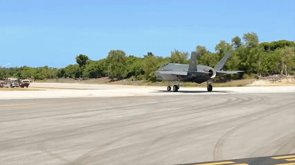 Cảnh tiêm kích F-35A lần đầu cất hạ cánh trên đường cao tốc tại châu Âu - Ảnh 6.