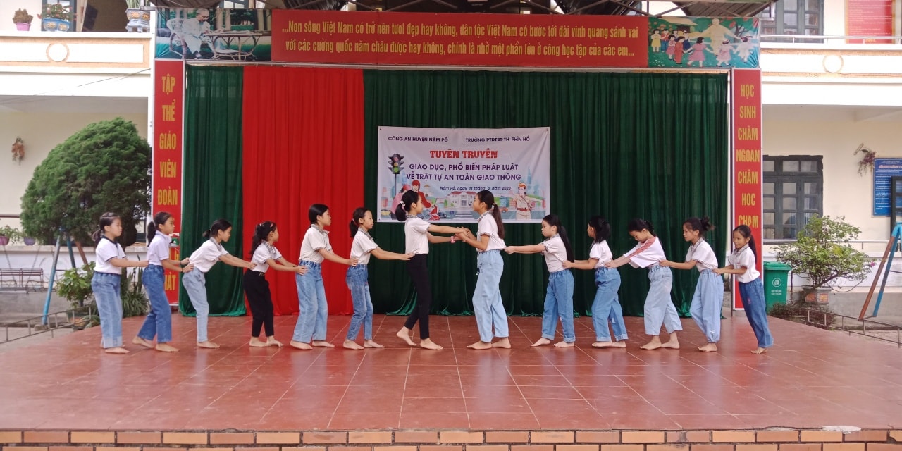 Nậm Pồ: Đẩy mạnh hoạt động tuyên truyền pháp luật an toàn giao thông tại trường học. - Ảnh 2. Nậm Pồ: Đẩy mạnh hoạt động tuyên truyền pháp luật an toàn giao thông tại trường học. - Ảnh 2.