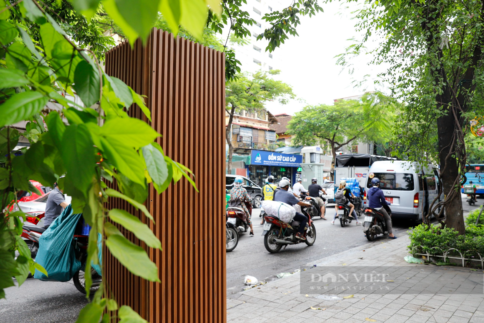 Hàng loạt bốt điện và bồn hoa tại Hà Nội &quot;mặc áo giáp&quot; nhựa giả gỗ  - Ảnh 5.
