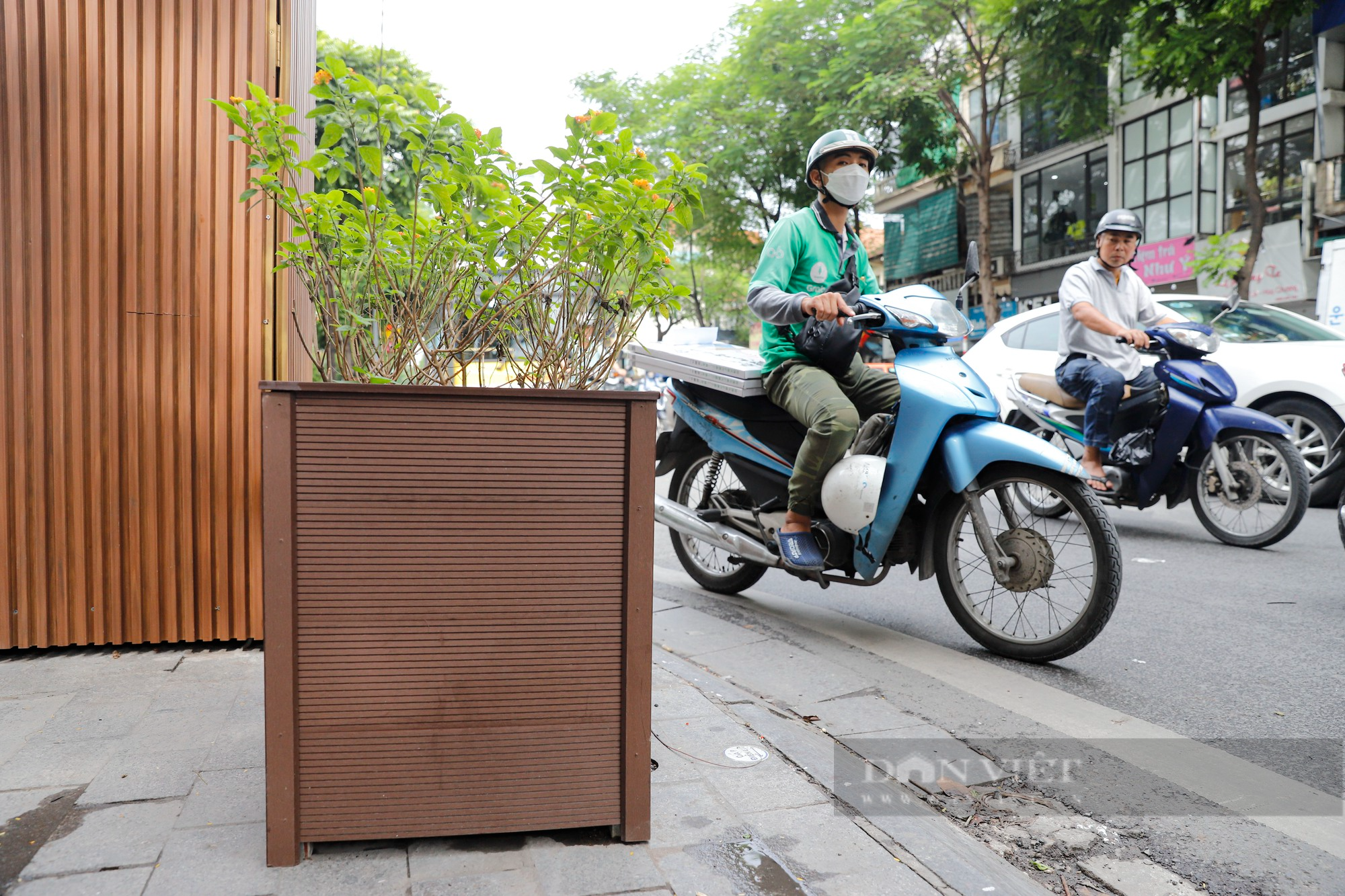 Hàng loạt bốt điện và bồn hoa tại Hà Nội &quot;mặc áo giáp&quot; nhựa giả gỗ  - Ảnh 6.