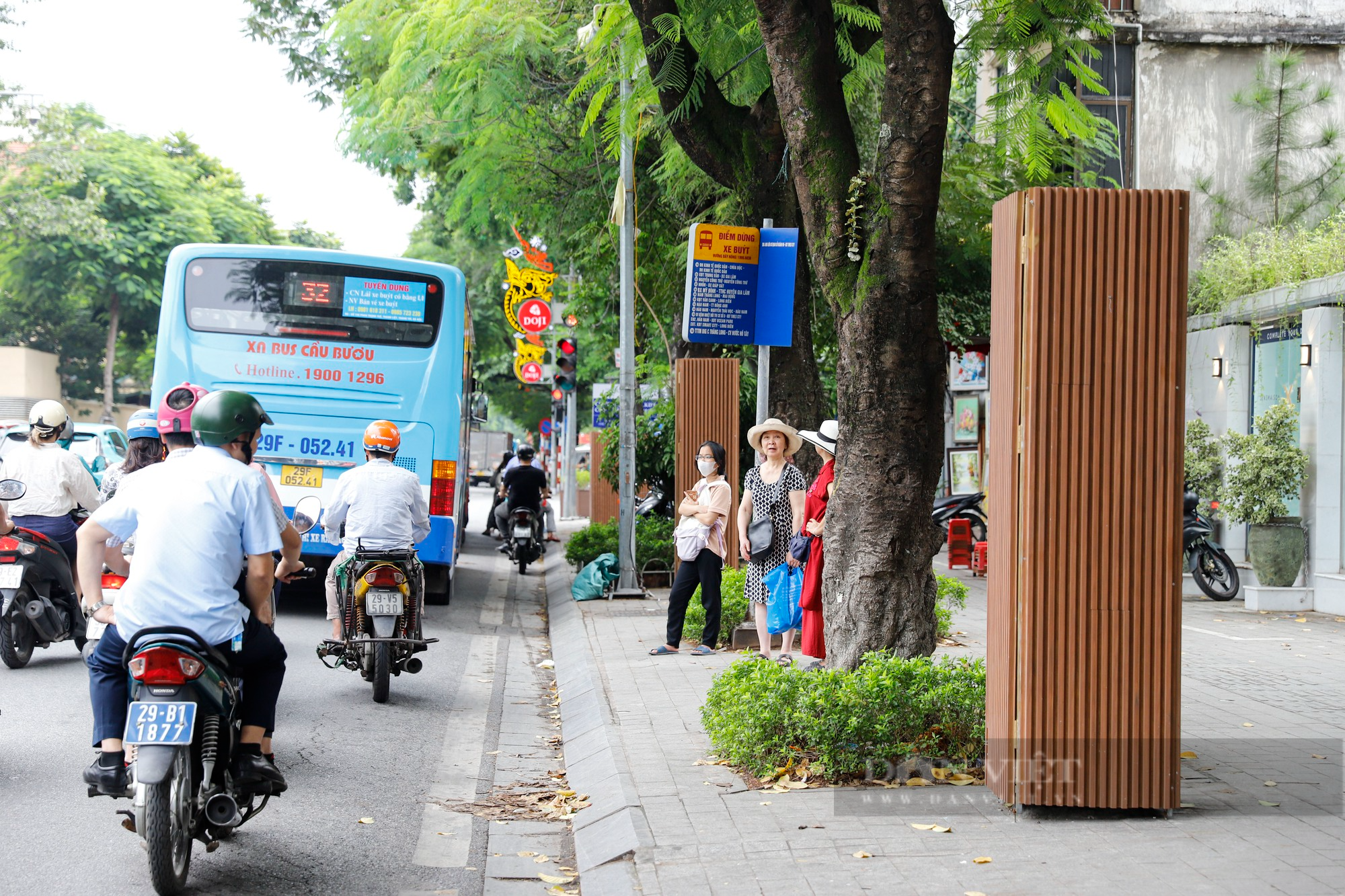 Hàng loạt bốt điện và bồn hoa tại Hà Nội &quot;mặc áo giáp&quot; nhựa giả gỗ  - Ảnh 9.