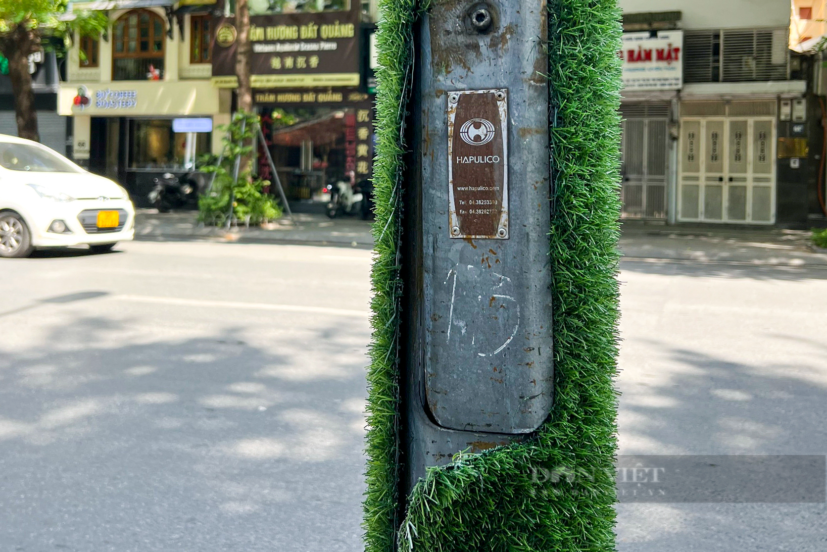 Hàng loạt bốt điện và bồn hoa tại Hà Nội &quot;mặc áo giáp&quot; nhựa giả gỗ  - Ảnh 8.