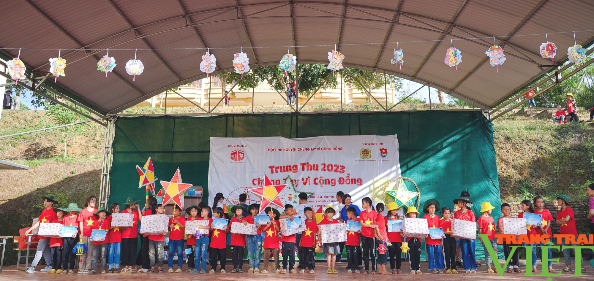 Tết trung thu sớm cho trẻ em vùng cao, vùng xa Sơn La - Ảnh 6. Tết trung thu sớm cho trẻ em vùng cao, vùng xa Sơn La - Ảnh 6.