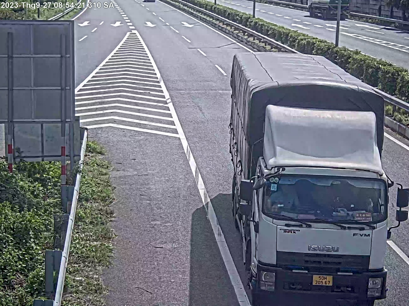 Phát hiện tài xế dùng giẻ lau để che biển số rồi vô tư lùi xe trên cao tốc - Ảnh 1.