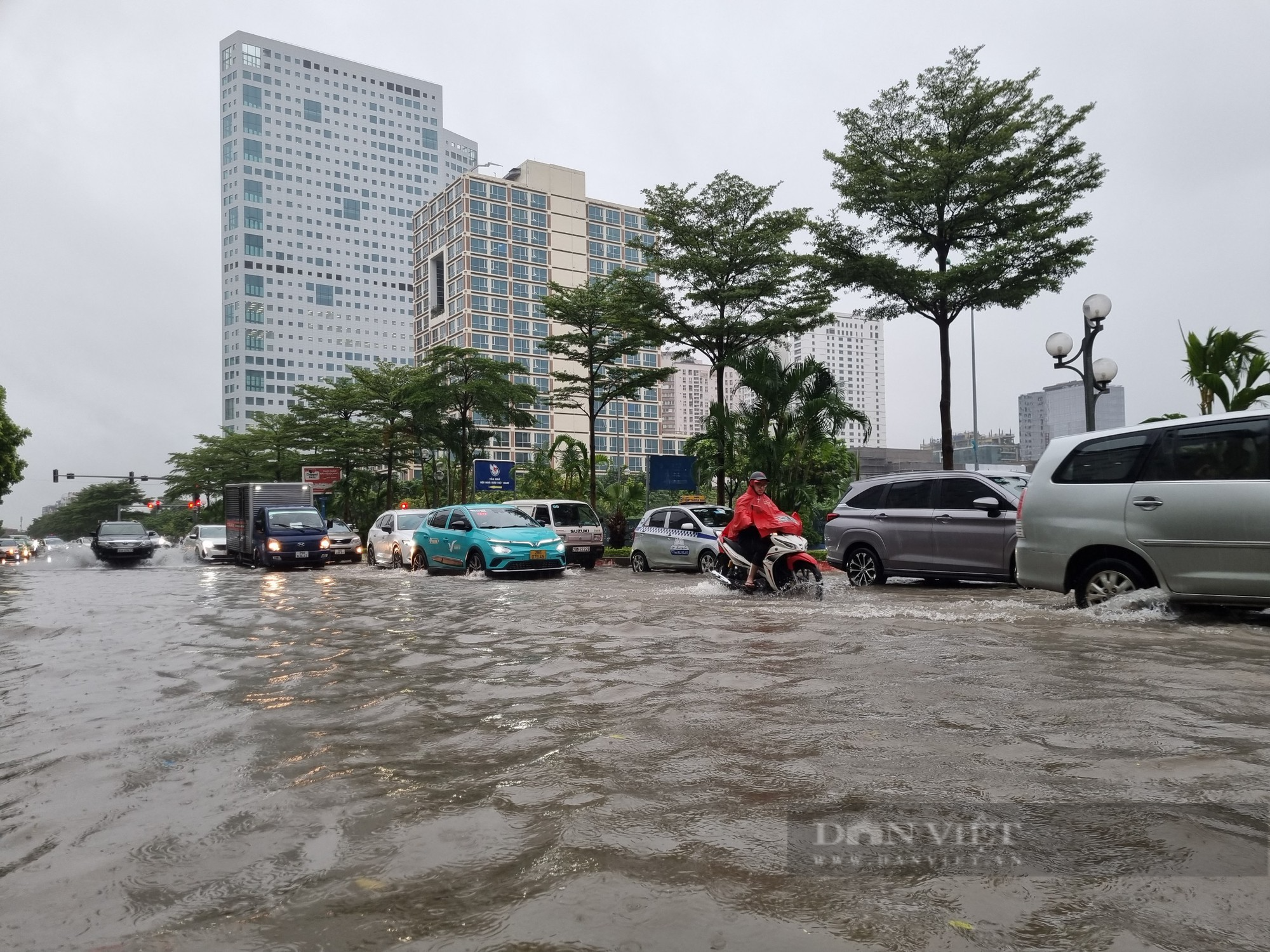 3 giờ tới Hà Nội mưa to, có nơi trên 80mm, nhiều tuyến phố tiếp tục chìm trong nước - Ảnh 2.