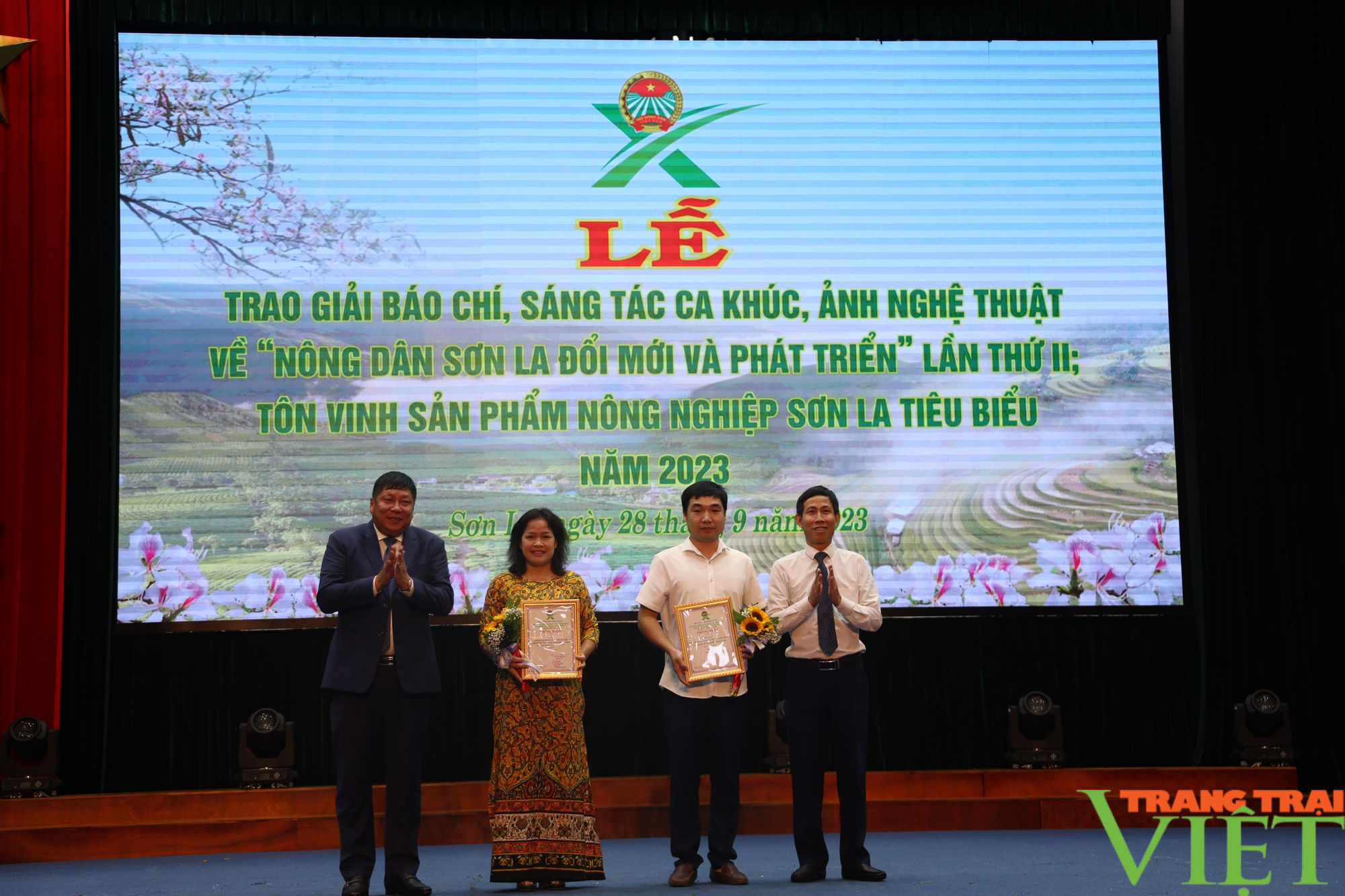 Vinh danh các tác phẩm báo chí, ca khúc, ảnh nghệ thuật và tôn vinh sản phẩm nông nghiệp tiêu biểu Sơn La - Ảnh 4. Vinh danh các tác phẩm báo chí, ca khúc, ảnh nghệ thuật và tôn vinh sản phẩm nông nghiệp tiêu biểu Sơn La - Ảnh 4.