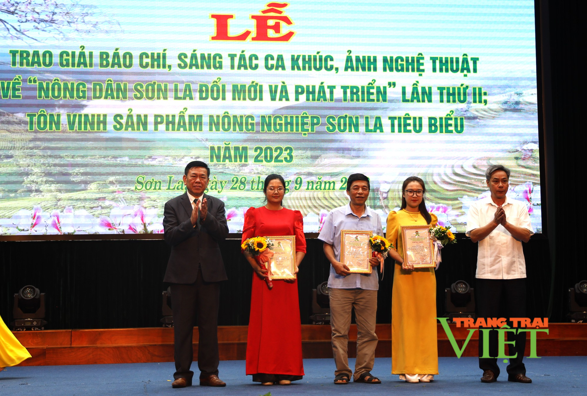 Vinh danh các tác phẩm báo chí, ca khúc, ảnh nghệ thuật và tôn vinh sản phẩm nông nghiệp tiêu biểu Sơn La - Ảnh 5. Vinh danh các tác phẩm báo chí, ca khúc, ảnh nghệ thuật và tôn vinh sản phẩm nông nghiệp tiêu biểu Sơn La - Ảnh 5.