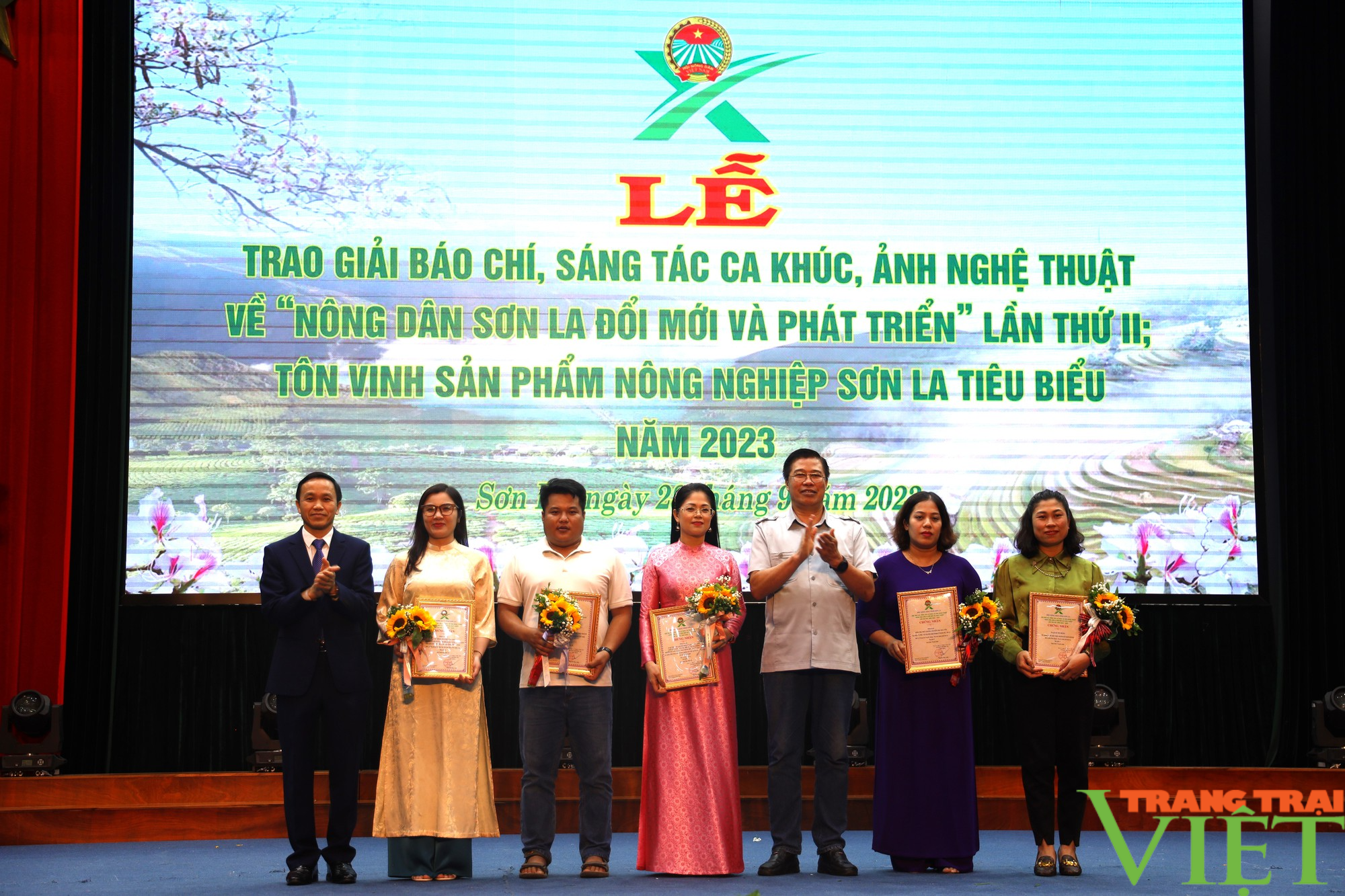Vinh danh các tác phẩm báo chí, ca khúc, ảnh nghệ thuật và tôn vinh sản phẩm nông nghiệp tiêu biểu Sơn La - Ảnh 6. Vinh danh các tác phẩm báo chí, ca khúc, ảnh nghệ thuật và tôn vinh sản phẩm nông nghiệp tiêu biểu Sơn La - Ảnh 6.