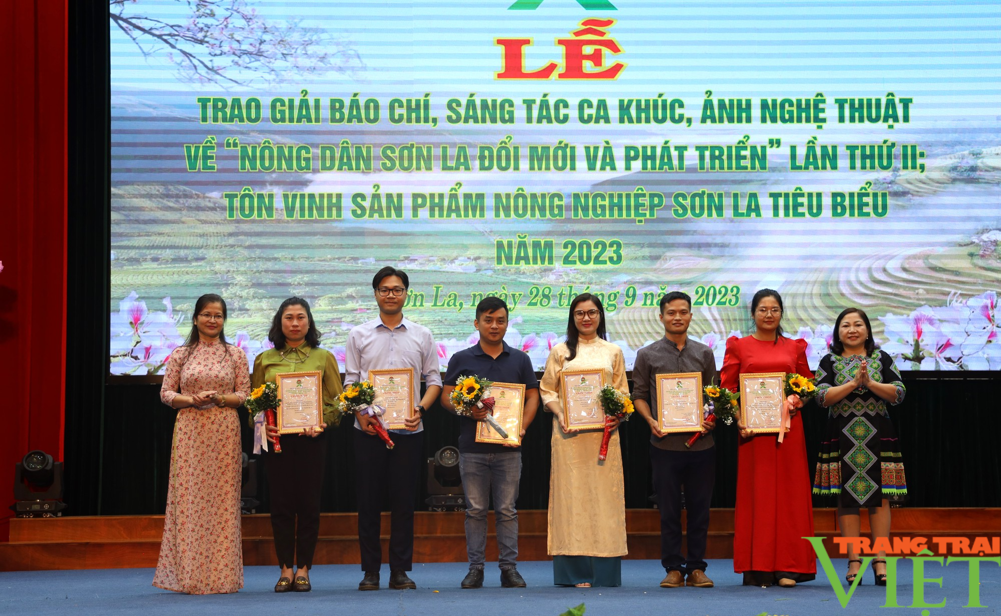 Vinh danh các tác phẩm báo chí, ca khúc, ảnh nghệ thuật và tôn vinh sản phẩm nông nghiệp tiêu biểu Sơn La - Ảnh 7. Vinh danh các tác phẩm báo chí, ca khúc, ảnh nghệ thuật và tôn vinh sản phẩm nông nghiệp tiêu biểu Sơn La - Ảnh 7.