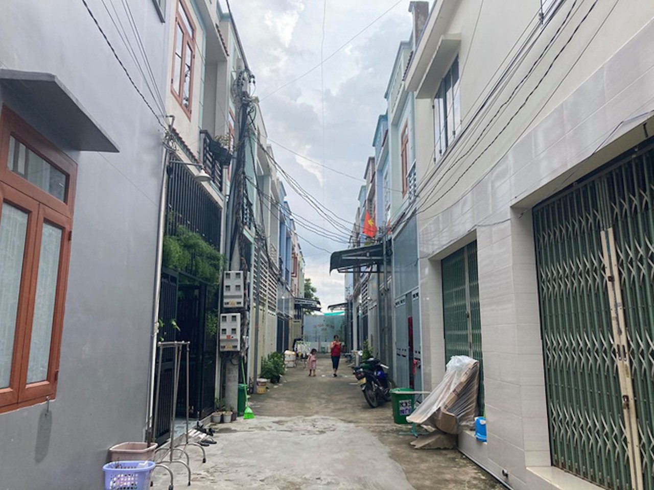 Tiếp tay làm giả giấy tờ chiếm đoạt 50 thửa đất, 1 nguyên chủ tịch phường ở Đồng Nai bị khởi tố - Ảnh 1.