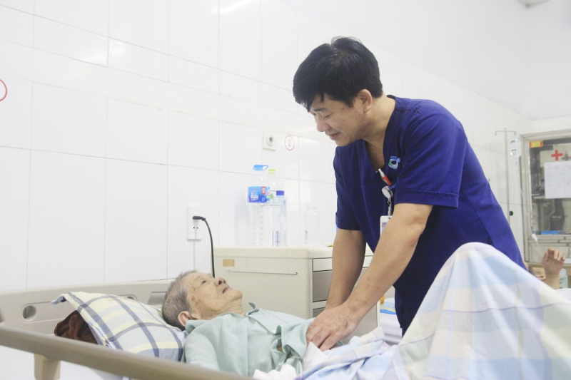 lấy sỏi ống mất chủ cứu cụ bà 98 tuổi nhiễm trùng đường mật qua cơn nguy kịch - Ảnh 3.