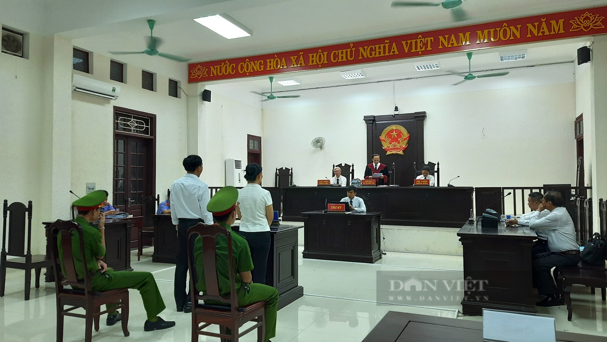 Hai cán bộ phường bị phạt 11 năm tù vì vụ án đất đai - Ảnh 1.
